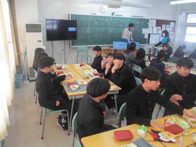 （写真は12月の終わりに行った「交流給食」の様子です）